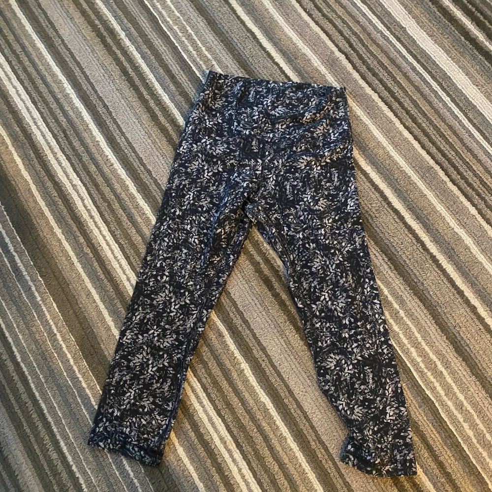 LULU 🍋 Size 6 Capris